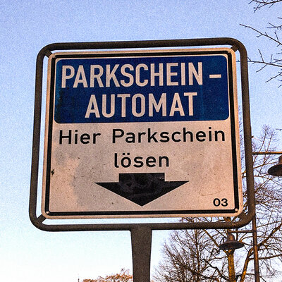 Zum Parken ist ein Parkschein zu lösen.