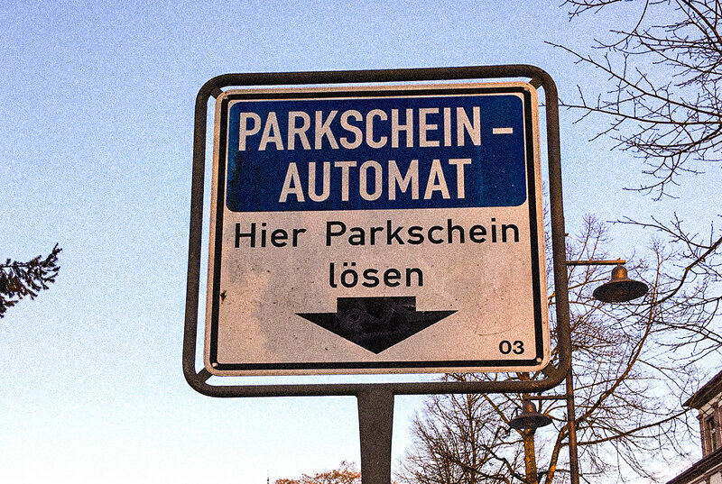 Zum Parken ist ein Parkschein zu lösen.